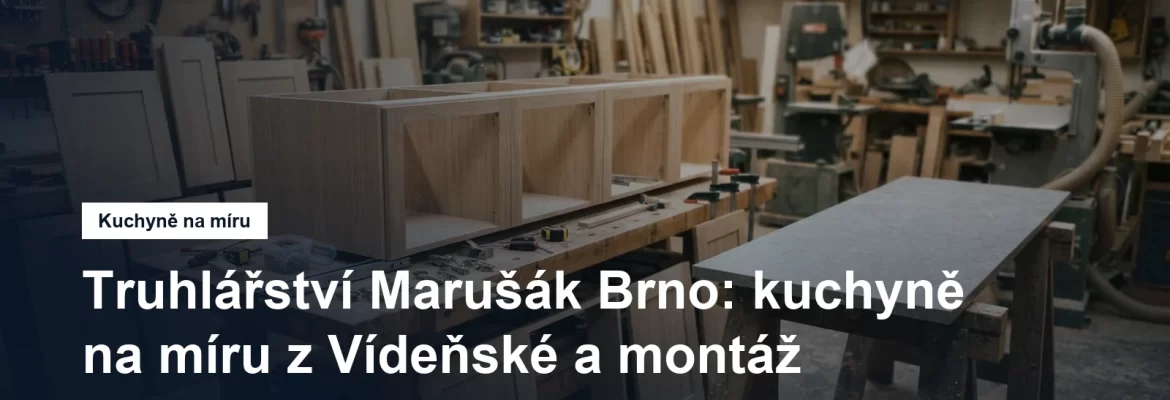Rozpracovaná kuchyňská linka v dílně, dvířka opřená o pracovní stůl a nachystané kování