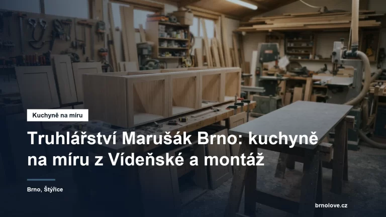 Rozpracovaná kuchyňská linka v dílně, dvířka opřená o pracovní stůl a nachystané kování