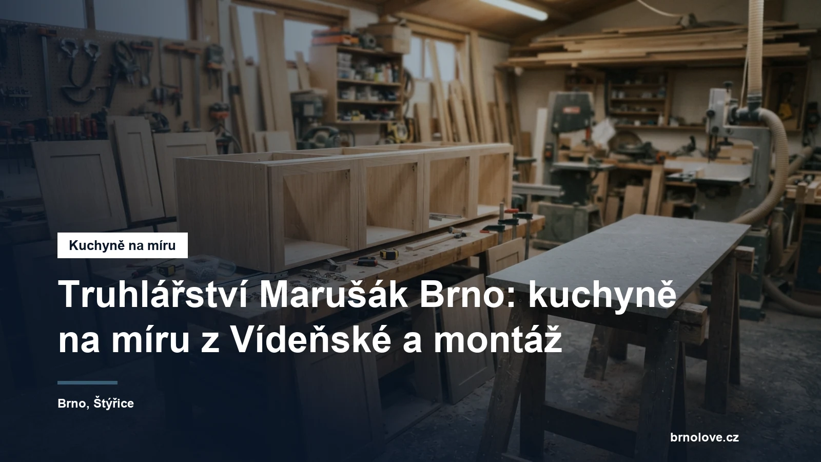 Rozpracovaná kuchyňská linka v dílně, dvířka opřená o pracovní stůl a nachystané kování
