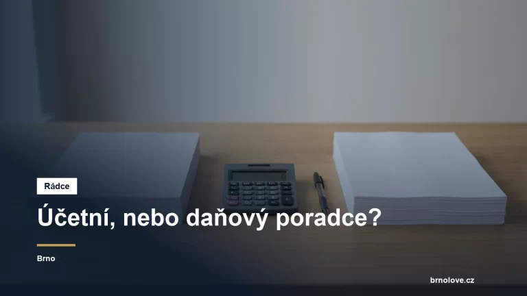 Dvě složky dokladů vedle sebe na stole kanceláře