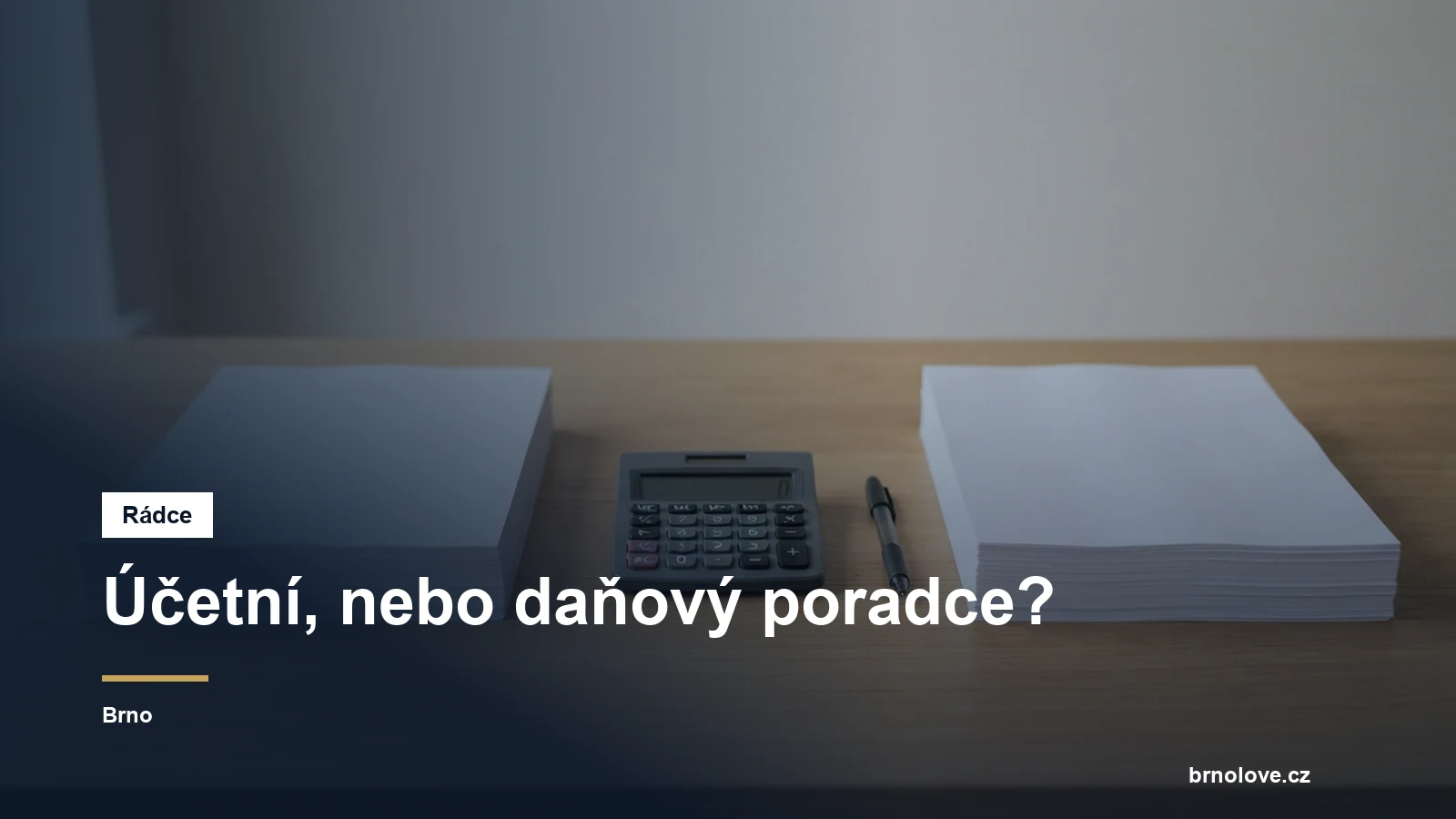 Dvě složky dokladů vedle sebe na stole kanceláře