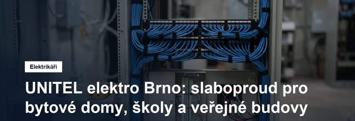 Technik zapojuje slaboproudé kabely do rozvaděče s ústřednou zabezpečovacího systému a datovým patch panelem