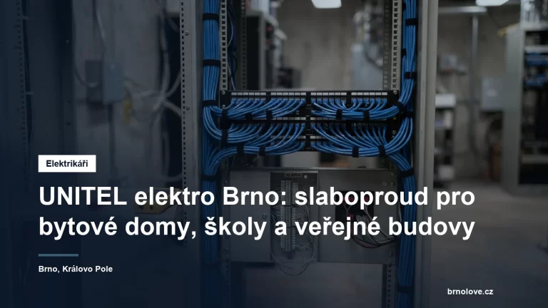 Technik zapojuje slaboproudé kabely do rozvaděče s ústřednou zabezpečovacího systému a datovým patch panelem
