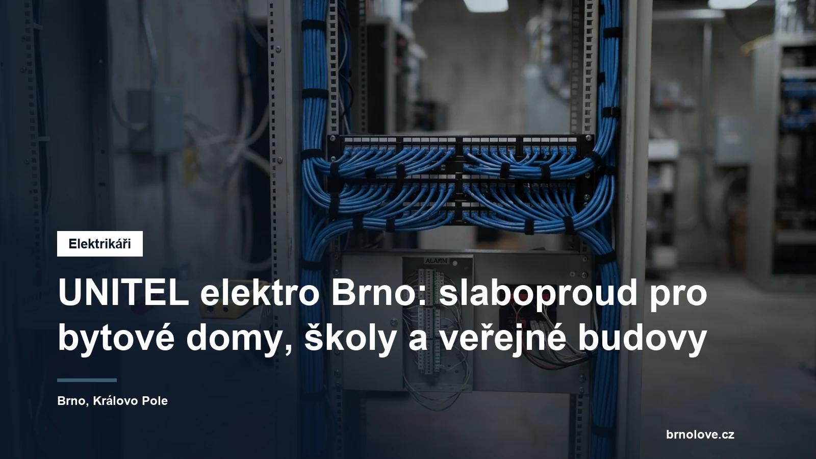 Technik zapojuje slaboproudé kabely do rozvaděče s ústřednou zabezpečovacího systému a datovým patch panelem