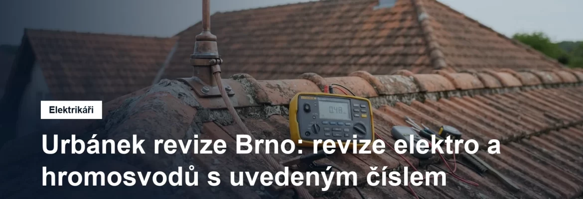 Revizní technik s měřicím přístrojem u jímací tyče hromosvodu na střeše rodinného domu