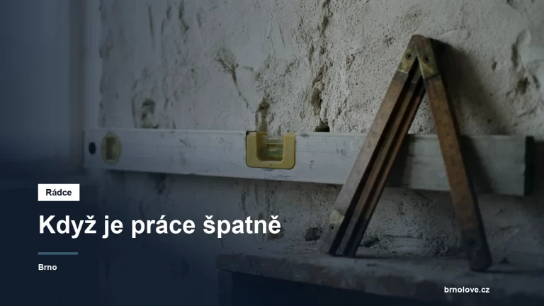 Vodováha položená na nedokončené omítce