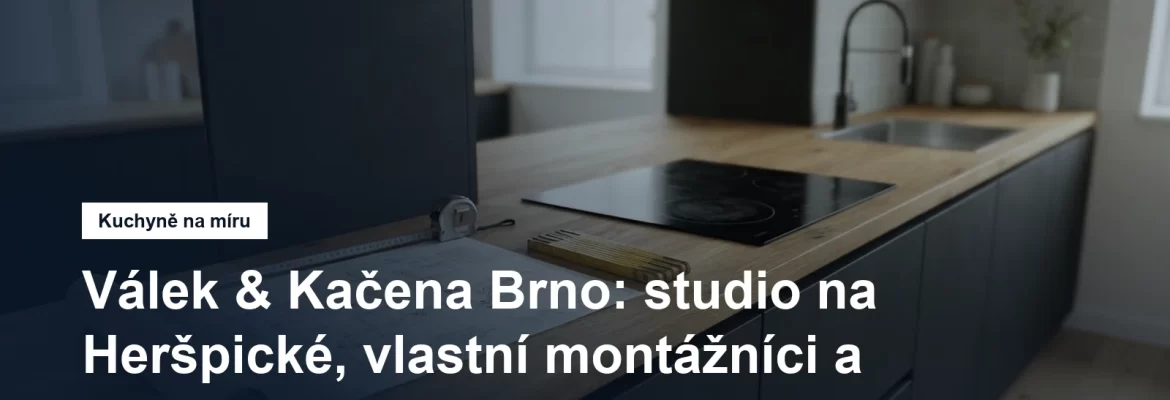 Kuchyňská stěna s tmavými bezúchytkovými dvířky a dřevěnou pracovní deskou, na desce rozložený výkres s rozvody a svinovací metr