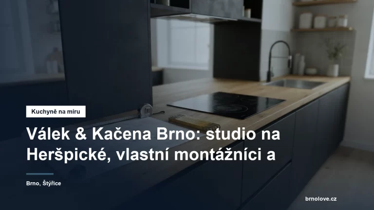 Kuchyňská stěna s tmavými bezúchytkovými dvířky a dřevěnou pracovní deskou, na desce rozložený výkres s rozvody a svinovací metr