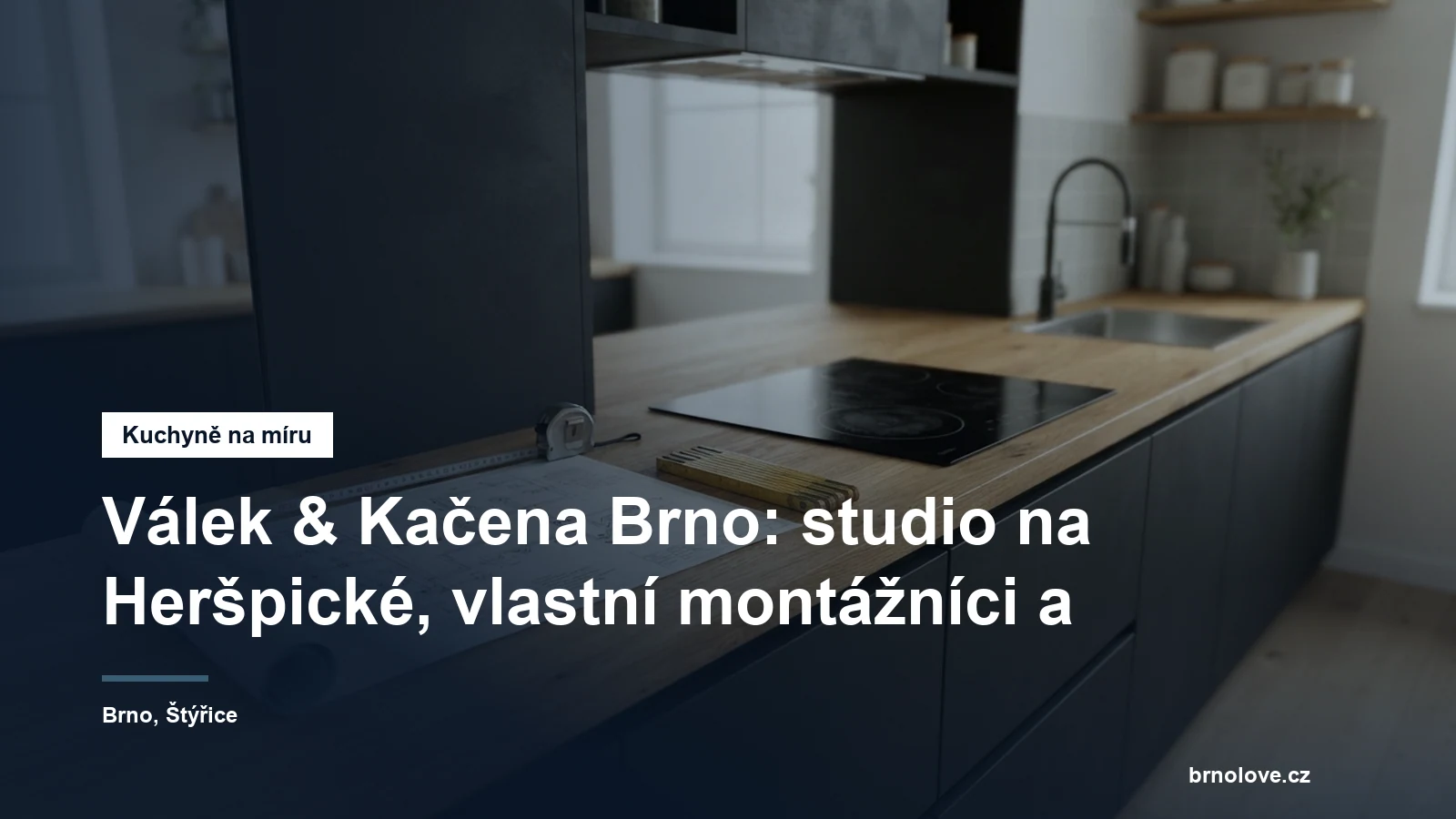 Kuchyňská stěna s tmavými bezúchytkovými dvířky a dřevěnou pracovní deskou, na desce rozložený výkres s rozvody a svinovací metr