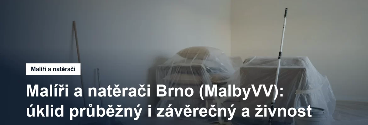 Pokoj uprostřed vícedenního malování, podlaha i nábytek pod plachtou, smeták a lopatka opřené u zdi na konci pracovního dne