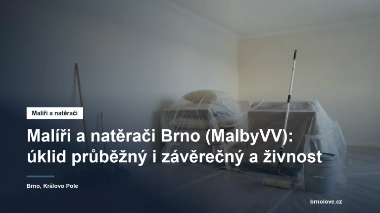 Pokoj uprostřed vícedenního malování, podlaha i nábytek pod plachtou, smeták a lopatka opřené u zdi na konci pracovního dne