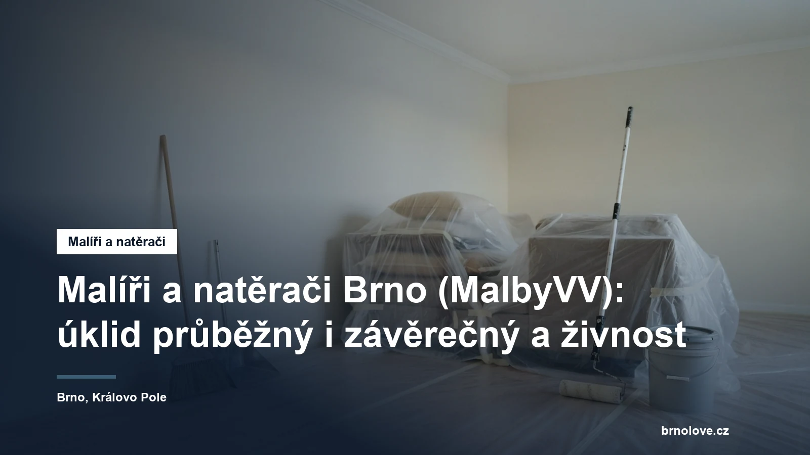 Pokoj uprostřed vícedenního malování, podlaha i nábytek pod plachtou, smeták a lopatka opřené u zdi na konci pracovního dne