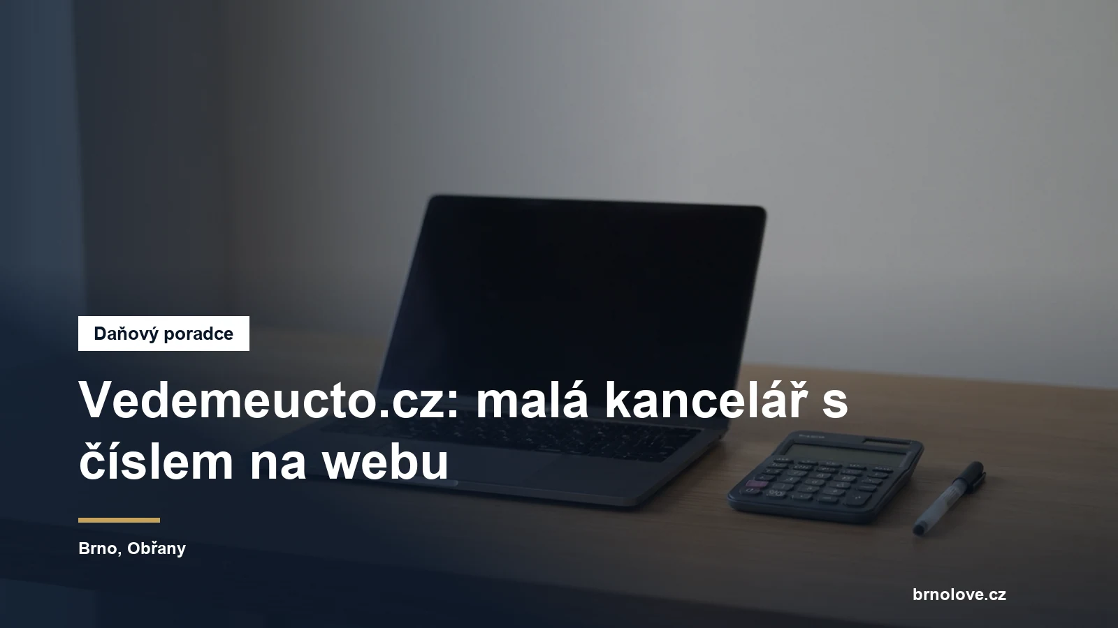 Notebook a kalkulačka na stole malé účetní kanceláře