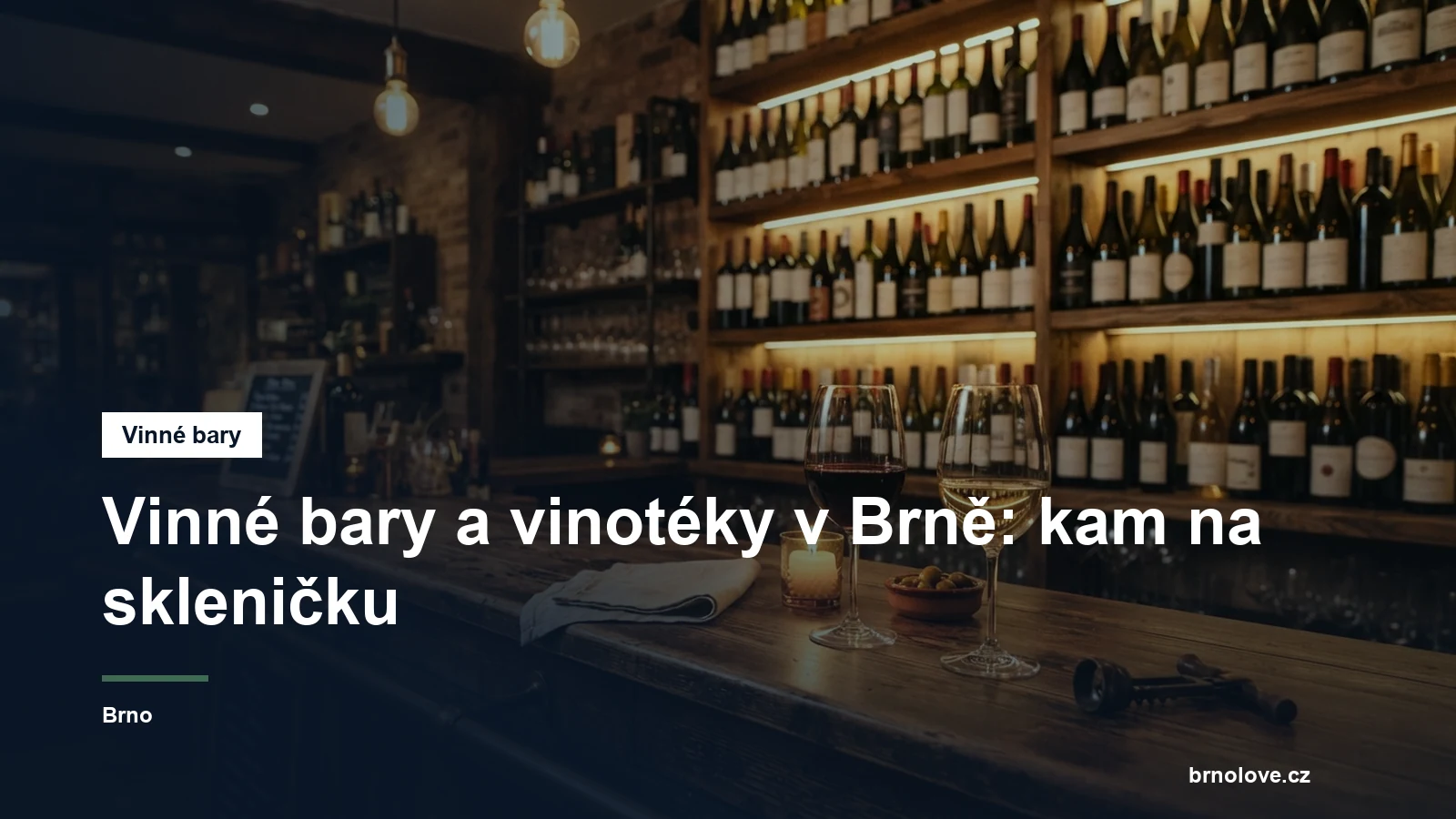 Sklenky vína a lahve na barovém pultu