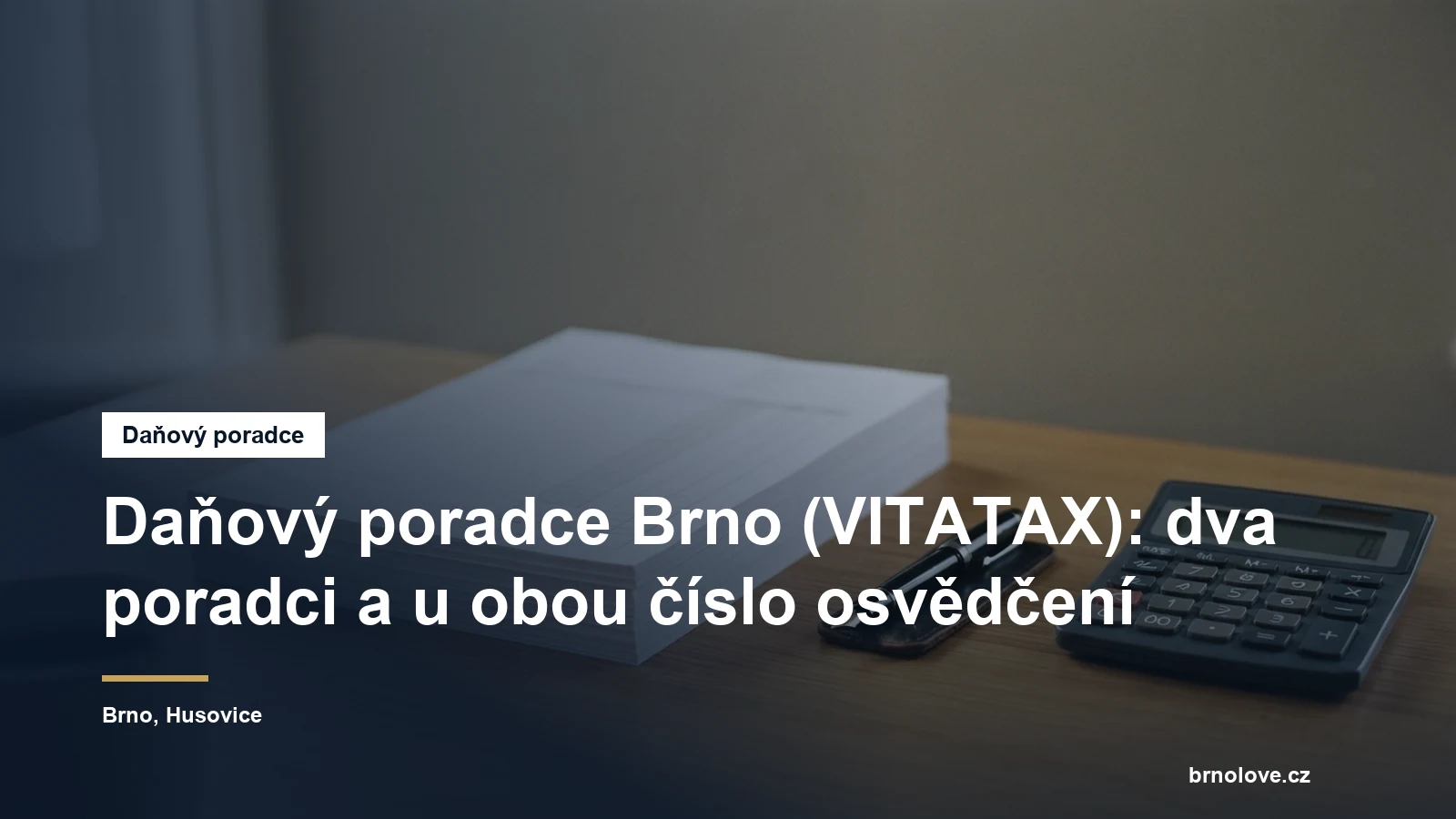 Daňové přiznání, kalkulačka a šanony na stole v účetní kanceláři