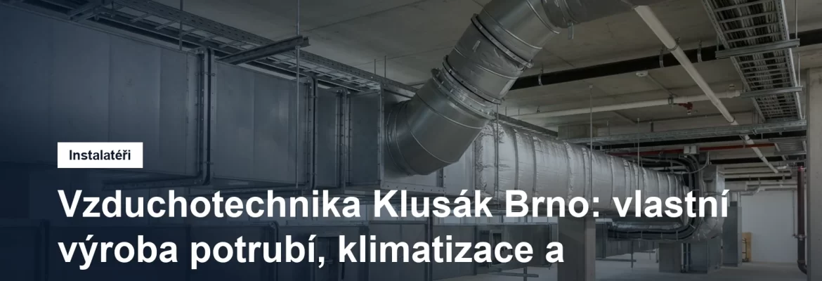 Čtyřhranné vzduchotechnické potrubí vedené pod stropem technické místnosti