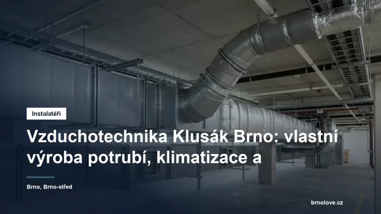 Čtyřhranné vzduchotechnické potrubí vedené pod stropem technické místnosti