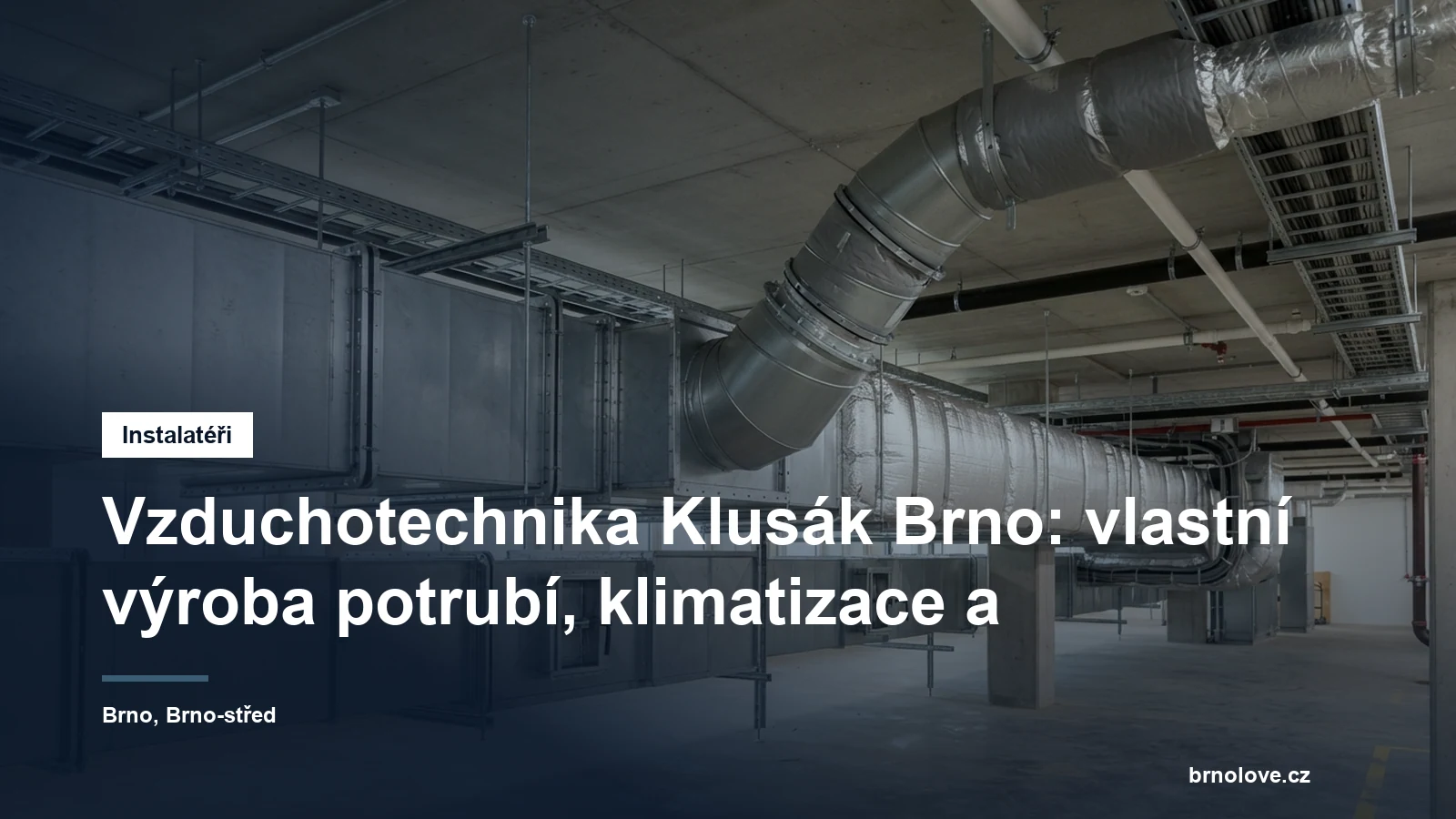 Čtyřhranné vzduchotechnické potrubí vedené pod stropem technické místnosti