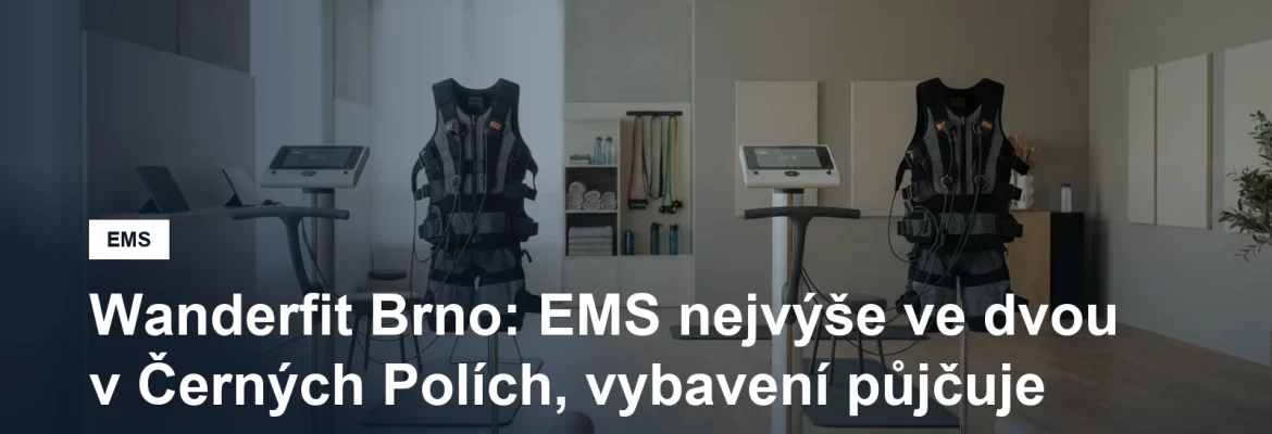 Dvě cvičební stanoviště s elektrodovými vestami v prosvětleném studiu, bez lidí