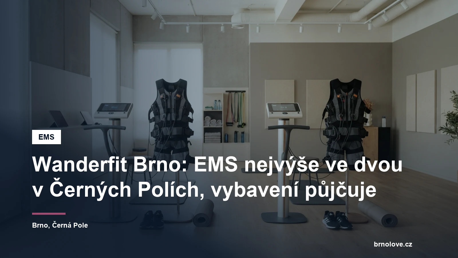 Dvě cvičební stanoviště s elektrodovými vestami v prosvětleném studiu, bez lidí