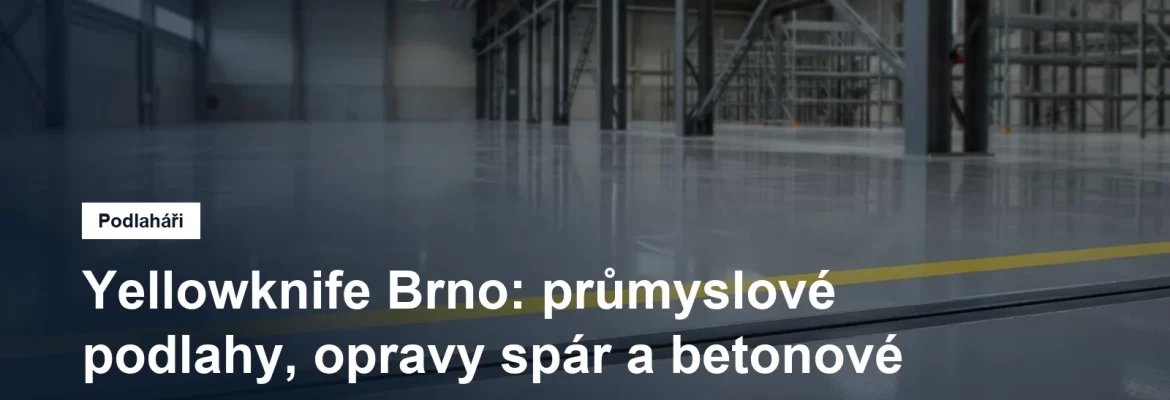 Čerstvě položená průmyslová stěrka ve výrobní hale, v popředí vytmelená dilatační spára a žlutá čára dopravního značení