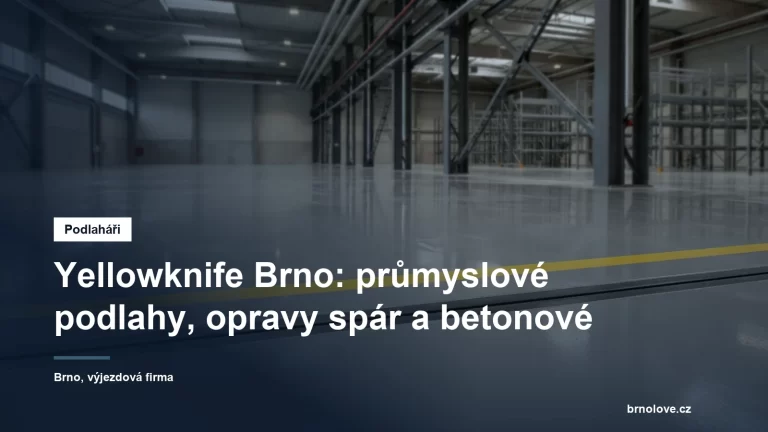 Čerstvě položená průmyslová stěrka ve výrobní hale, v popředí vytmelená dilatační spára a žlutá čára dopravního značení