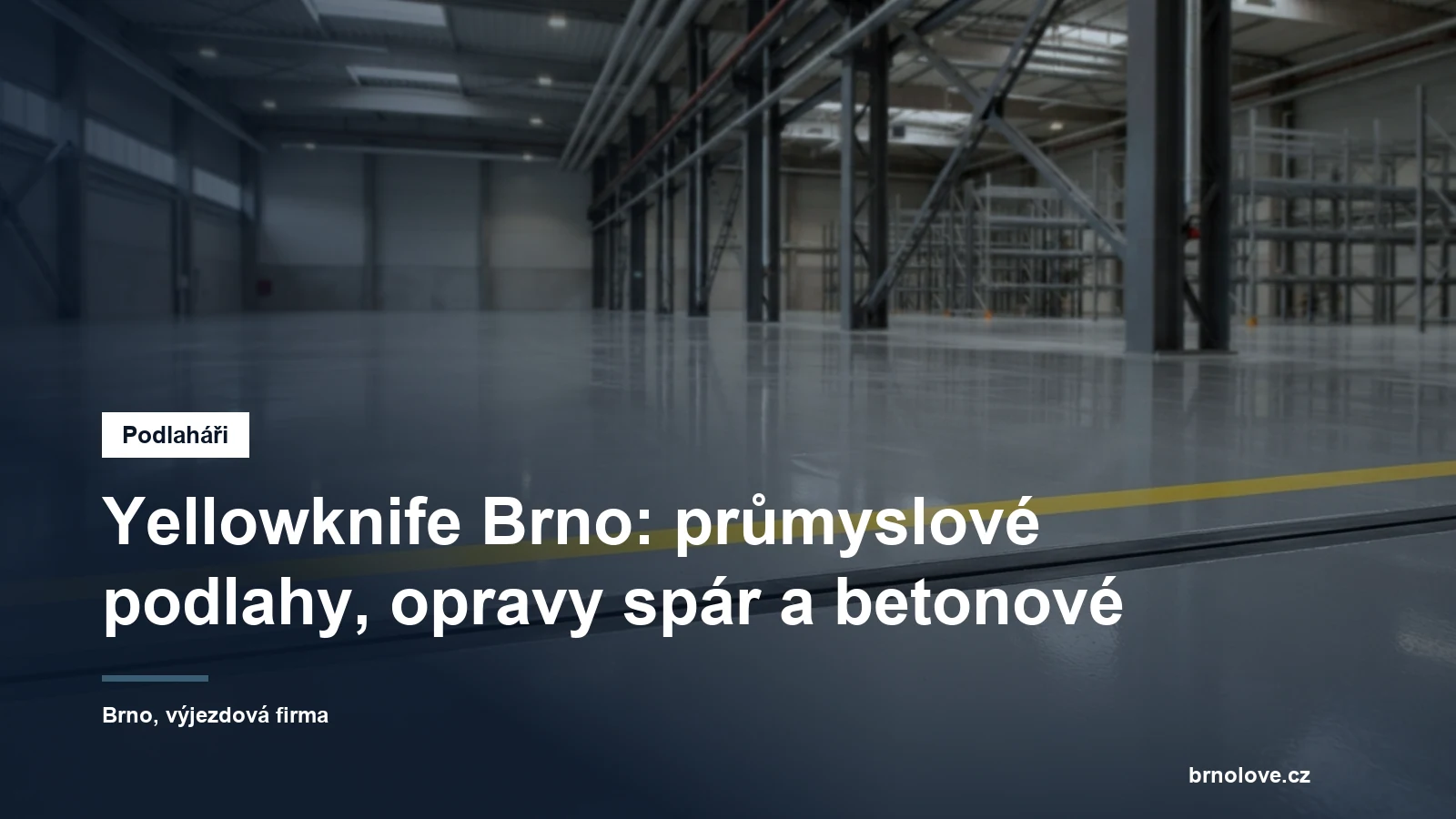 Čerstvě položená průmyslová stěrka ve výrobní hale, v popředí vytmelená dilatační spára a žlutá čára dopravního značení