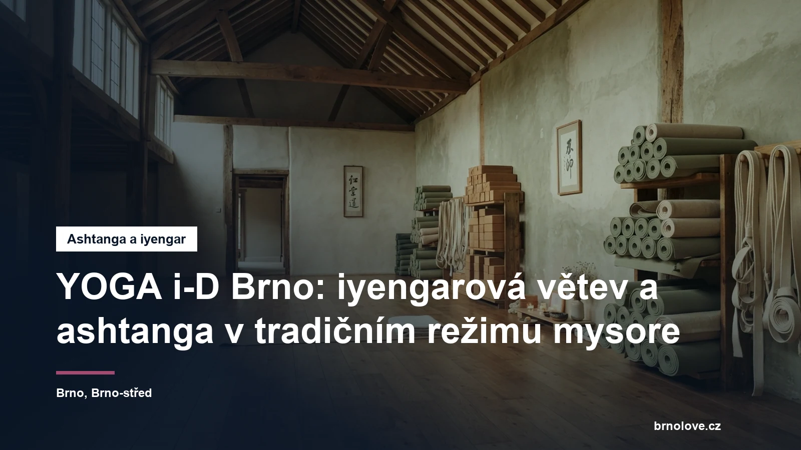 Jógový sál s vysokým stropem, podložkami a pomůckami u zdi, bez lidí