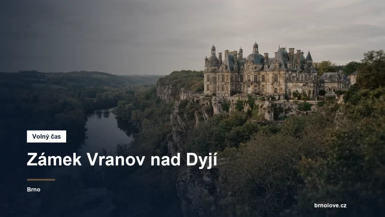 Zámek na skále nad řekou