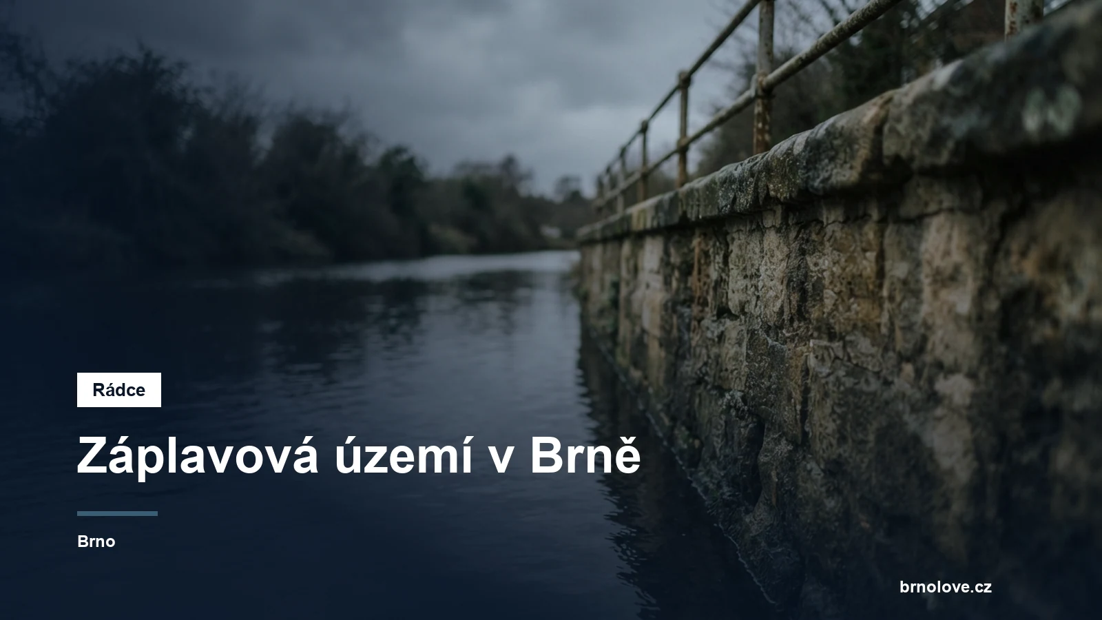 Hladina řeky u zpevněného břehu