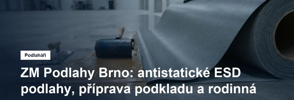 Pokládka antistatické podlahoviny v roli do lepidla v prázdné hale, vedle zubová stěrka a přítlačný válec