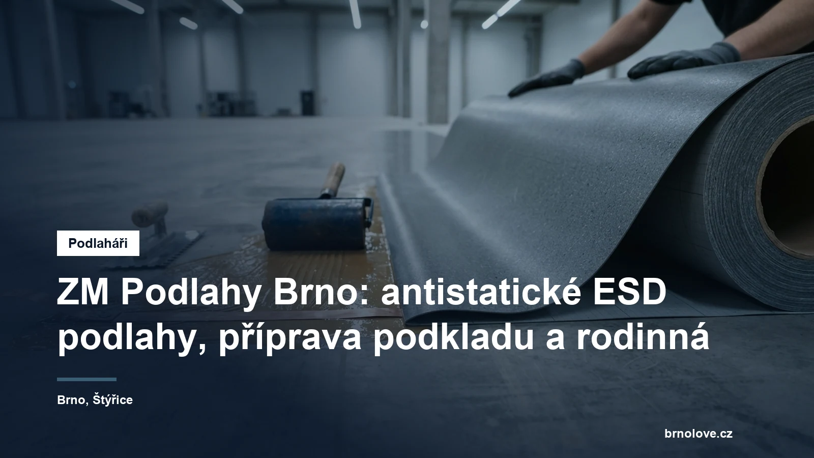 Pokládka antistatické podlahoviny v roli do lepidla v prázdné hale, vedle zubová stěrka a přítlačný válec