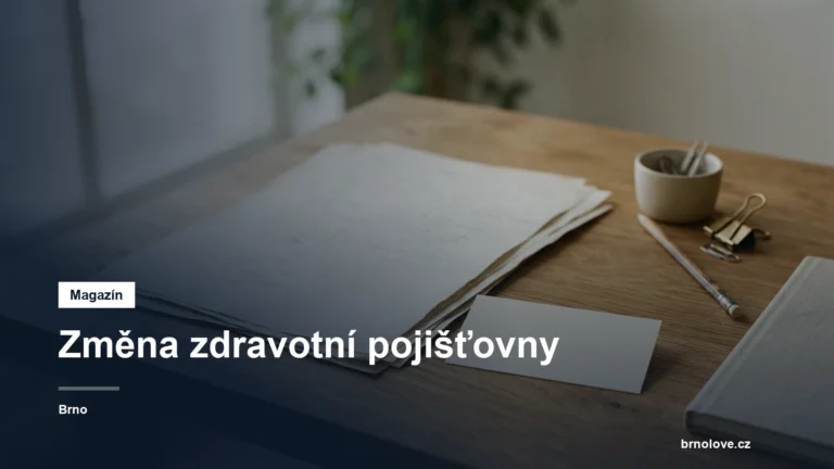 Kartička pojištěnce na stole