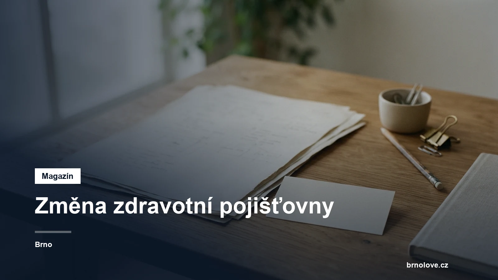 Kartička pojištěnce na stole