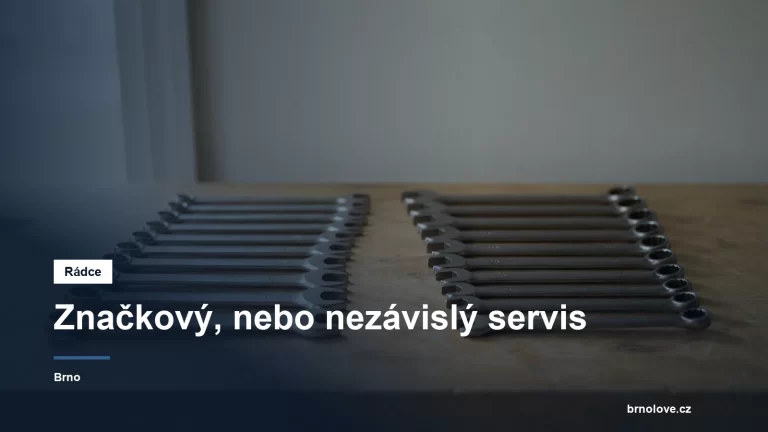 Dvě sady klíčů položené vedle sebe na pracovní desce