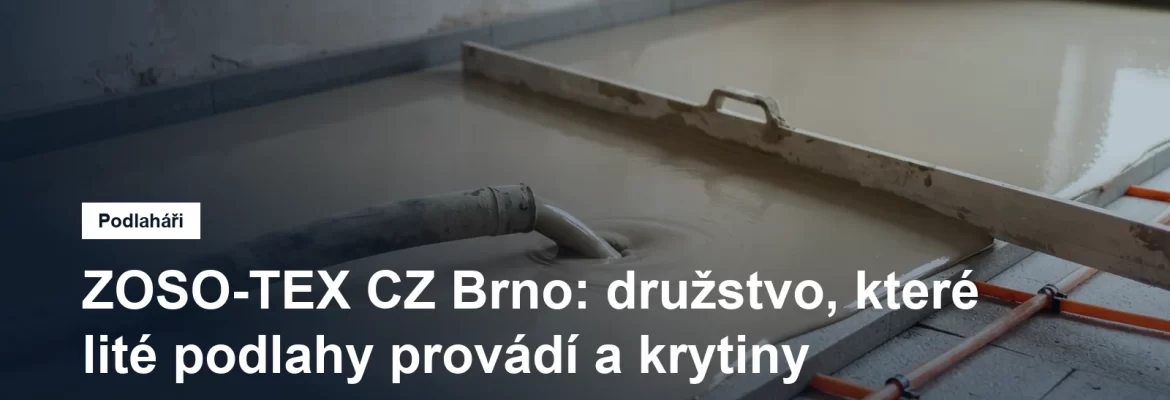 Litá anhydritová podlaha rozlévaná hadicí čerpadla po izolaci s rozvody podlahového vytápění, srovnávaná duralovou hrazdou