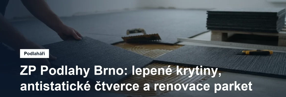 Lepení velkoformátových kobercových čtverců do vodivého lepidla na vyrovnané stěrce, vedle nich zubová stěrka a odlamovací nůž