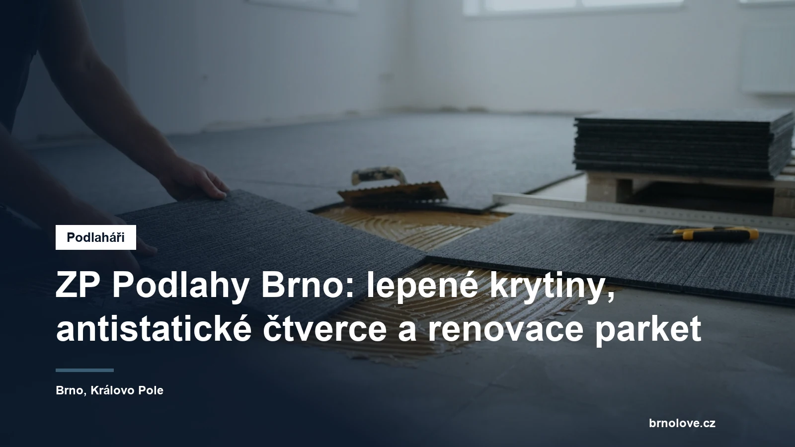 Lepení velkoformátových kobercových čtverců do vodivého lepidla na vyrovnané stěrce, vedle nich zubová stěrka a odlamovací nůž