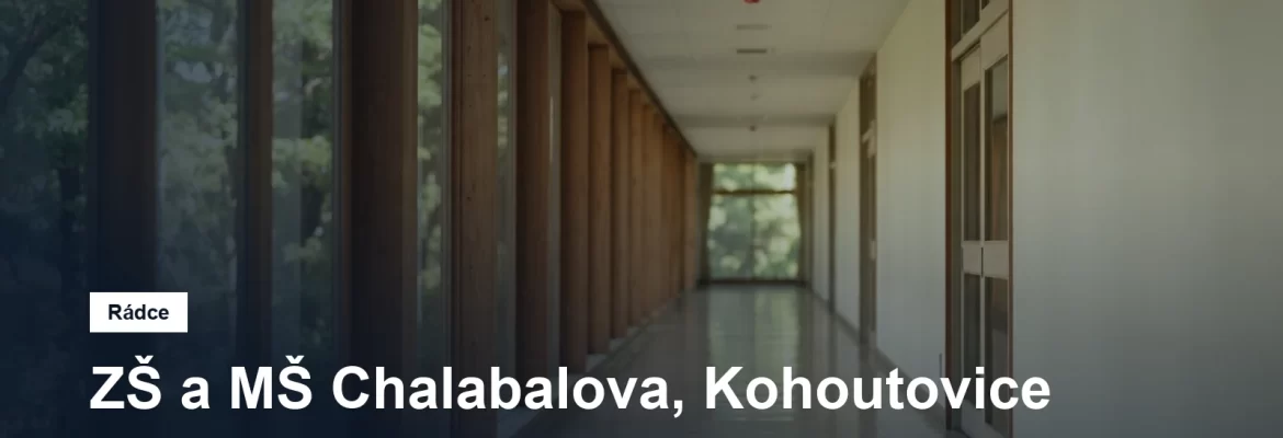Prázdná chodba s okny do zeleně