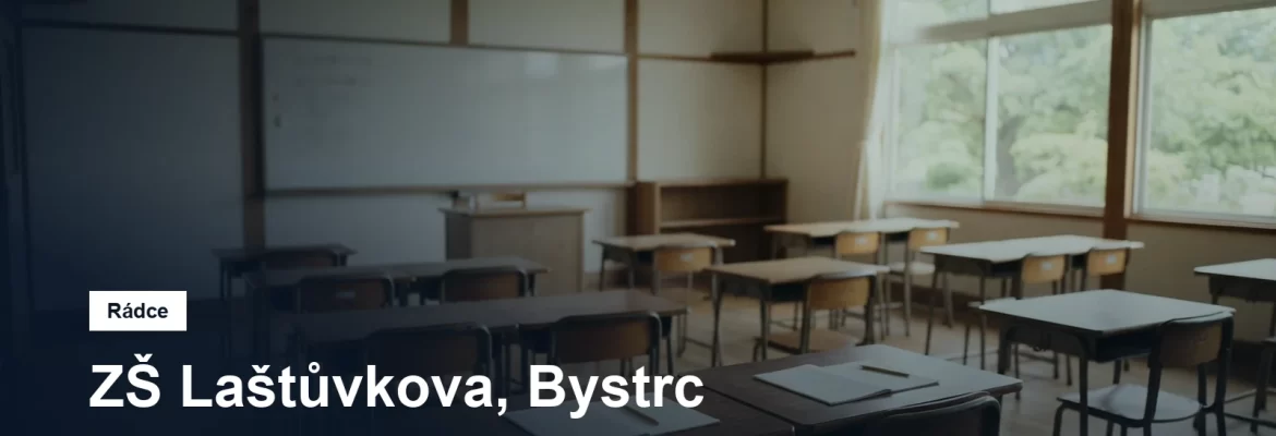 Prázdná učebna s lavicemi ve dvojicích