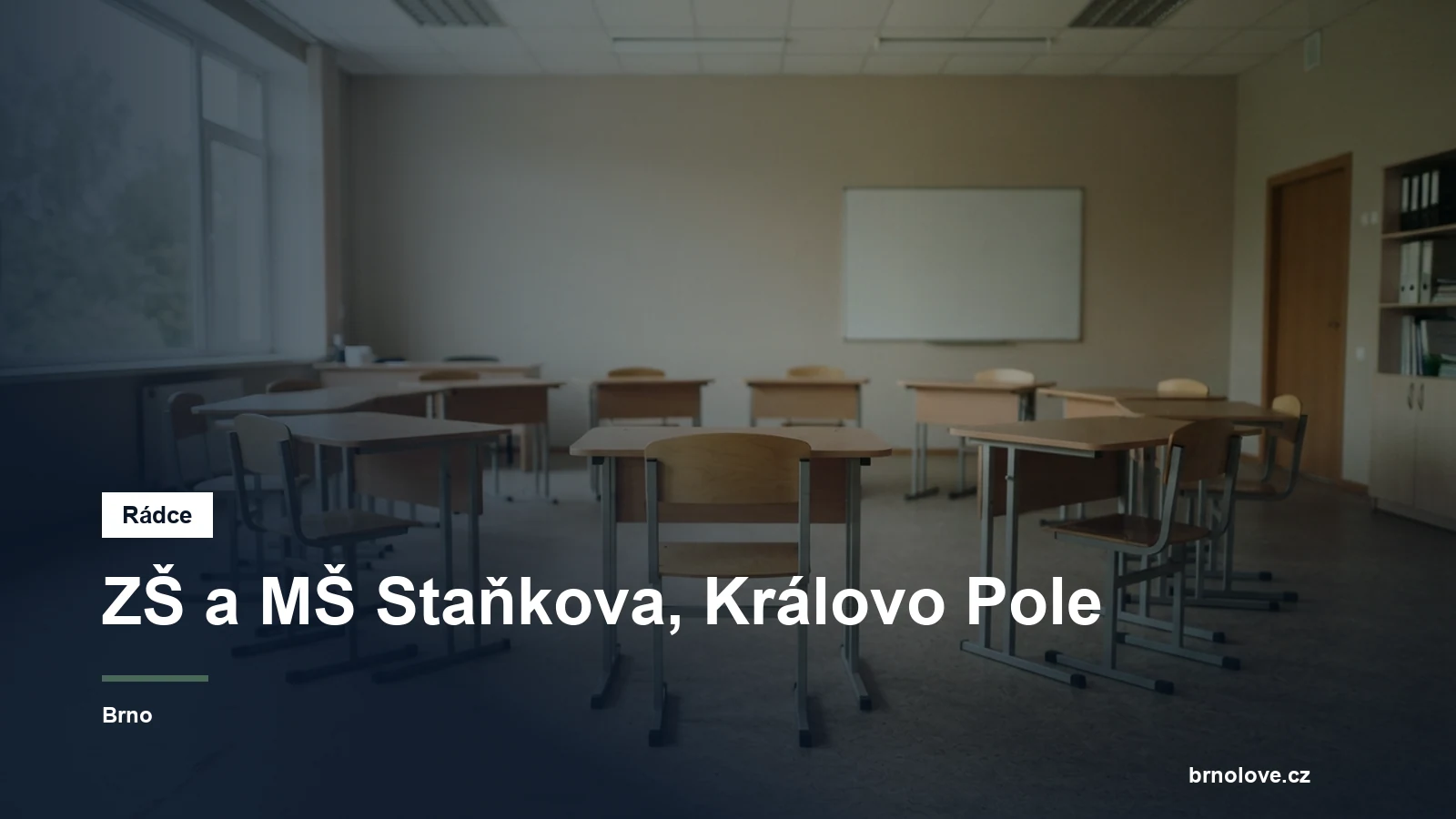 Prázdná učebna s lavicemi do kruhu