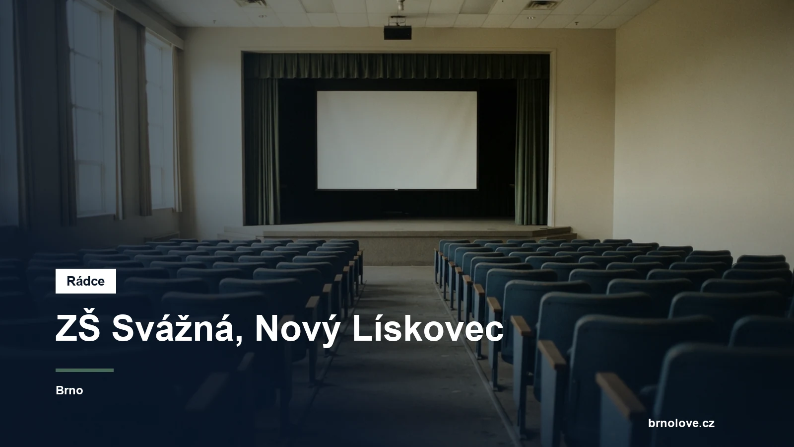Prázdný školní kinosál s řadami sedadel