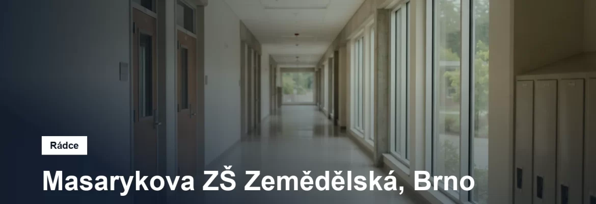 Prázdná chodba s vysokými okny