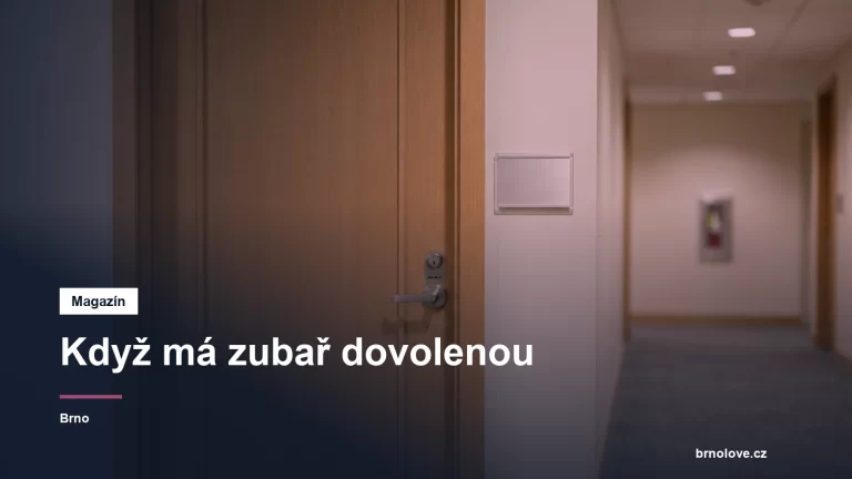Zavřené dveře ordinace s prázdnou cedulkou