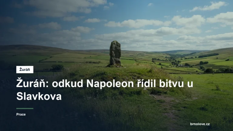 Mohyla s pomníkem v krajině
