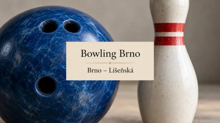 Detail modré bowlingové koule a bílé kuželky, titulek Bowling Brno – Brno-Líšeňská