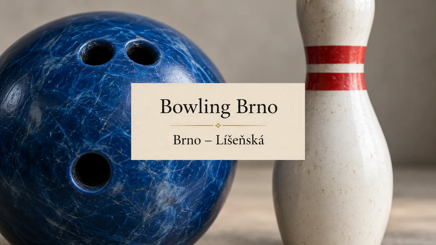 Detail modré bowlingové koule a bílé kuželky, titulek Bowling Brno – Brno-Líšeňská