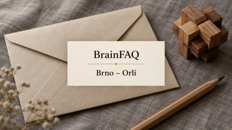 Obálka, tužka a dřevěný geometrický hlavolam na látce, titulek BrainFAQ – Brno-Orlí