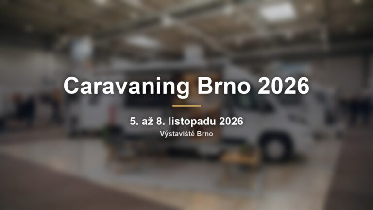 Rozmazané obytné vozy ve výstavní hale s nápisem Caravaning Brno 2026