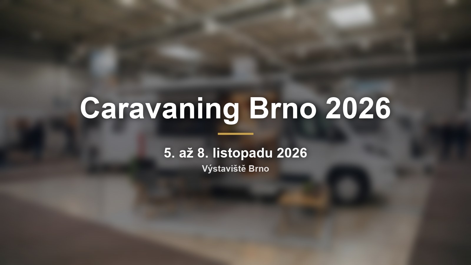 Rozmazané obytné vozy ve výstavní hale s nápisem Caravaning Brno 2026